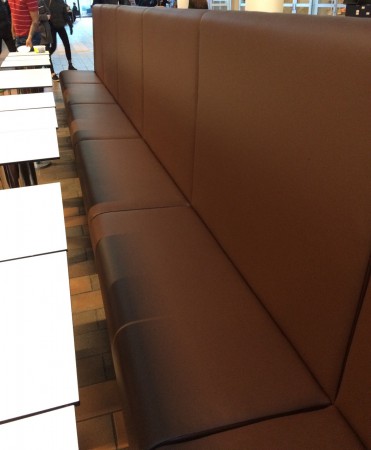 Bibliotekscafet vid Stockholms Universitet har fått 50 meter soffor omklädda i konstskinnet Peri från Nevotex.